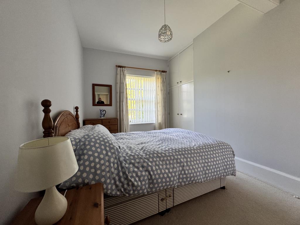 Lot: 138 - TWO-BEDROOM BUNGALOW WITH ANNEXE - Primary bedroom with en-suite